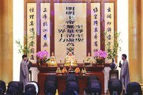 法船 ─ 佛堂 人間的佛堂像是一艘艘小法船…